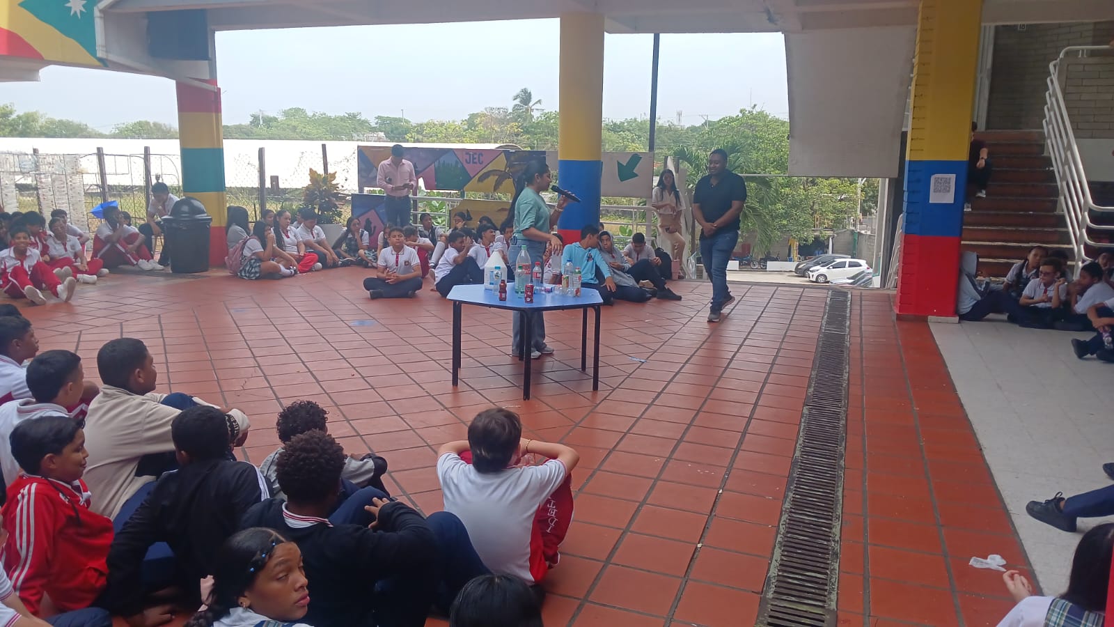 Estudiantes atentos durante la charla institucional sobre ecología