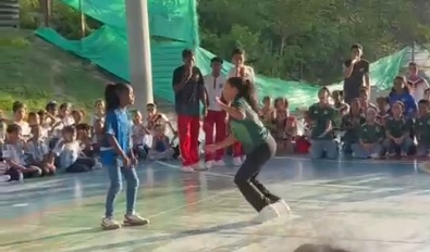 Niños bailando y disfrutando