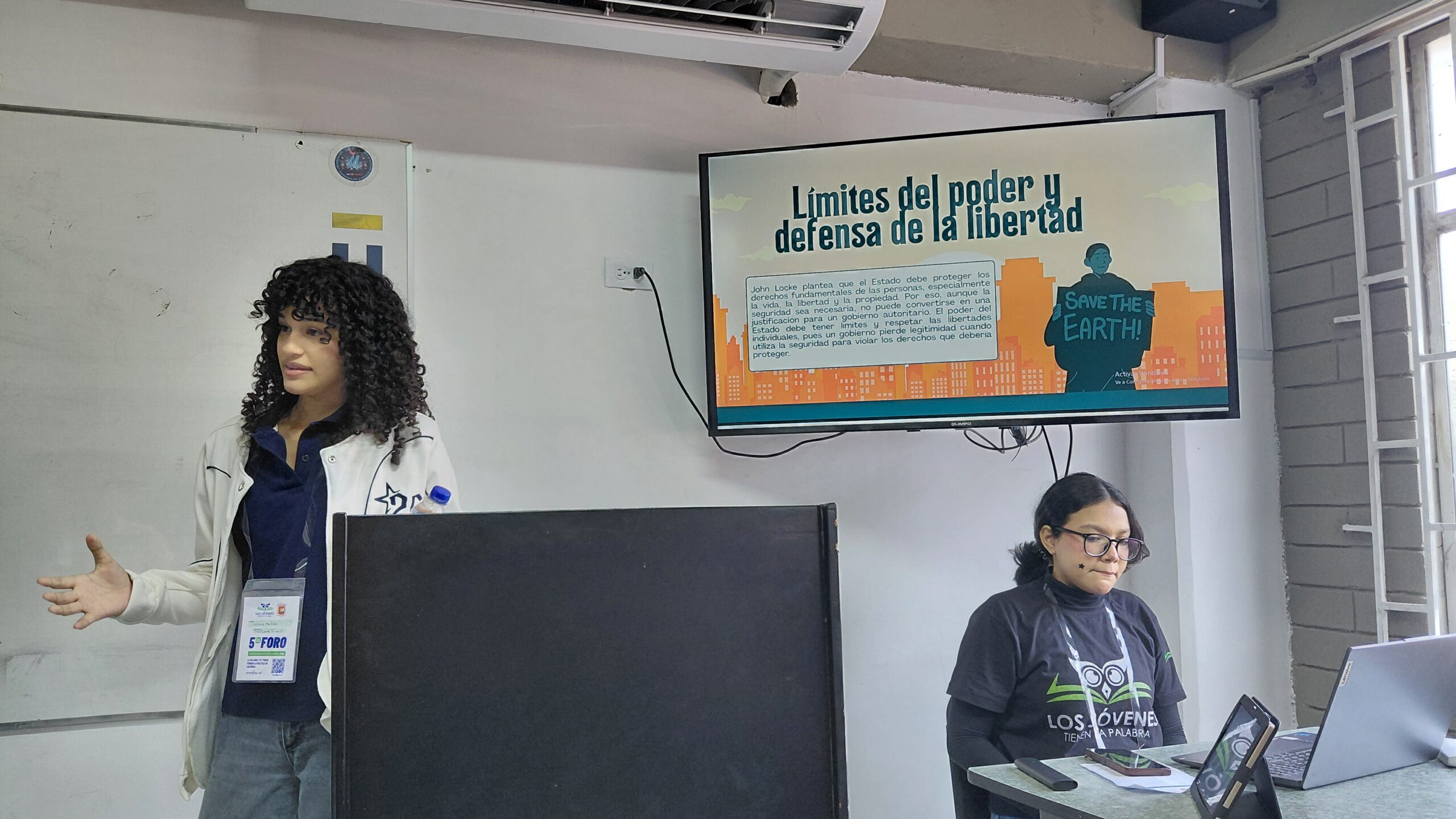 Estudiante exponiendo sobre los límites del poder y la defensa de la libertad